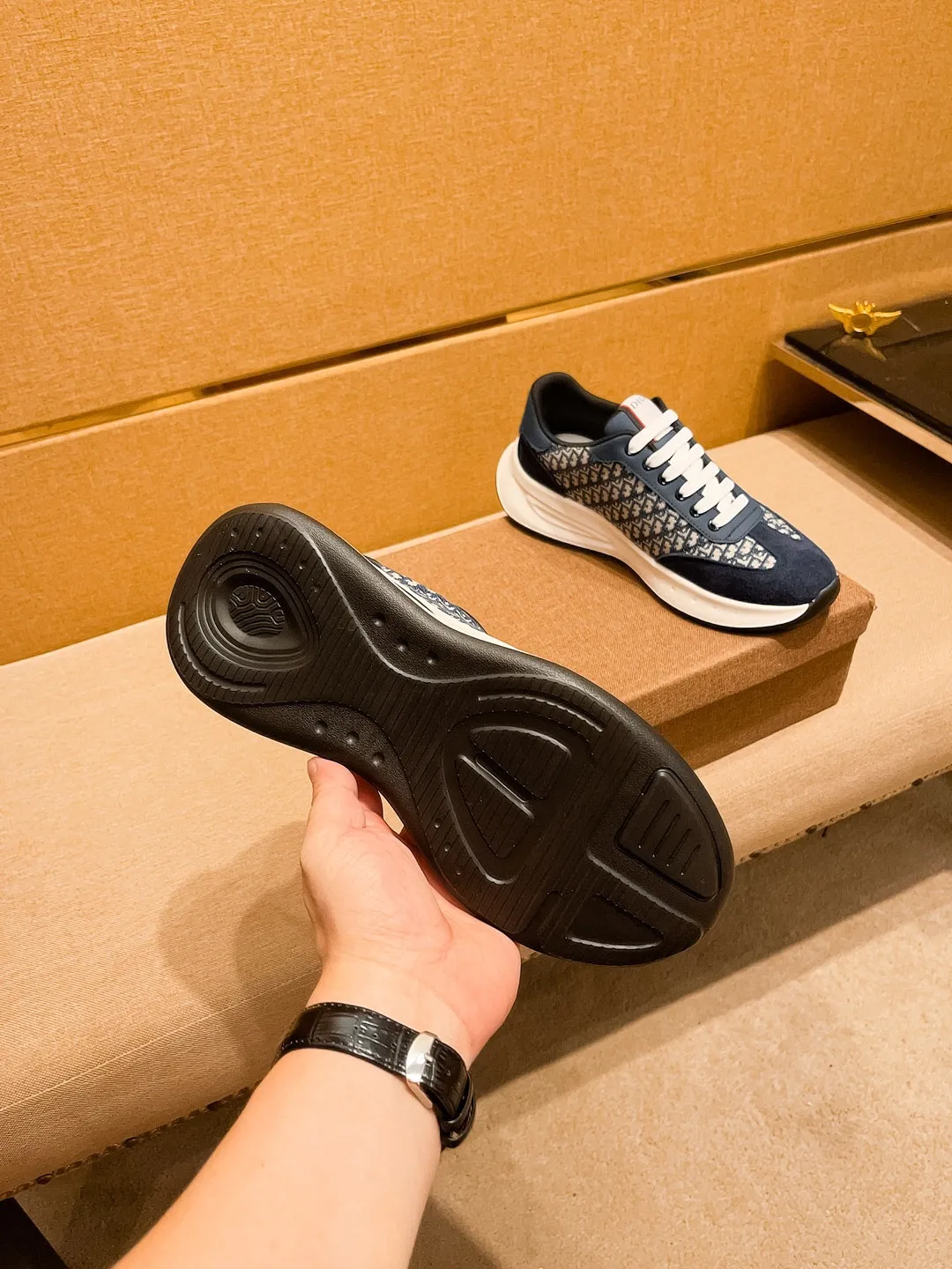 Men's shoes💰 440💰🔥 [Dior] Men's high-end brand of shoes official website 1:1 latest masterpiece: the upper is made of imported first-layer cowhide from Italy, comfortable and breathable lining ➕original non-slip and wear-resistant outsole🔥, making walking more convenient and comfortable! An exclusive new model, a stunning work, a beautiful 1:1 replica [color] compared to the official quality! Create a fashionable personality to set off your uniqueness! A must-have for trendy men! Classic 🔥Size: 39-44 Color: 🔥Multiple colors available